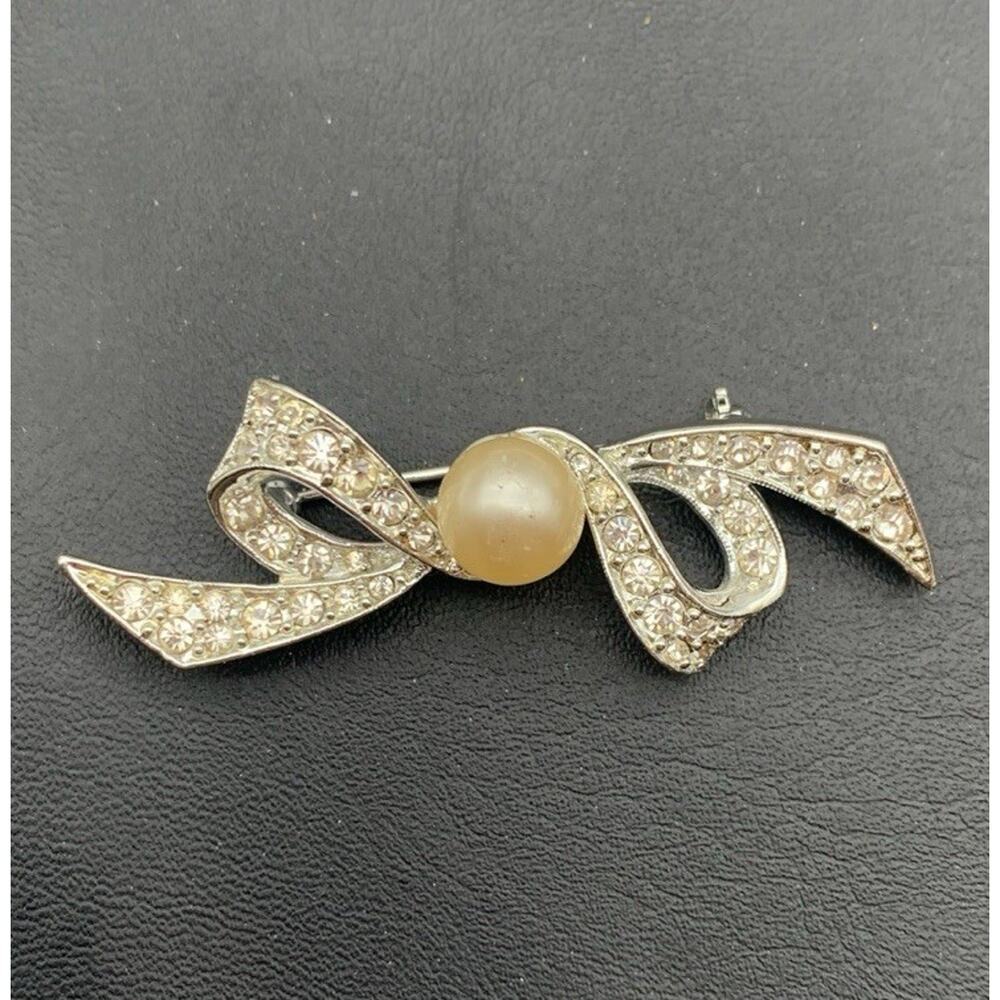 Vintage Marbella Silver Tone Bow Brooch With Rhinestones And A Faux Pearl - Picture 2 of 5